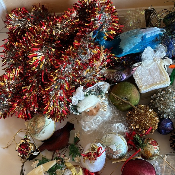 84 Christmas tree ornaments, 2 garlands - Picture 2 of 12